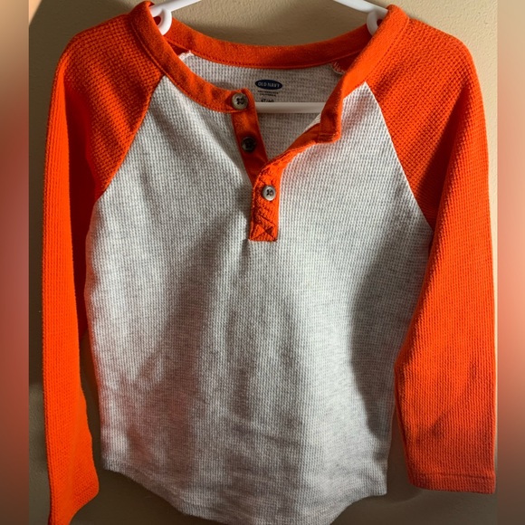 2 Old Navy Boys 4T long sleeve - Picture 2 of 4